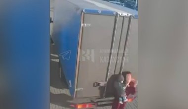 В Экибастузе грузовик сбил на тротуаре мать с младенцем