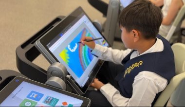 ИИ-парта и живой учитель: в Астане тестируют Smart Class для школьников
