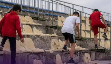 Заплатят за каждый стул: в Сатпаеве наказали родителей детей, разгромивших стадион