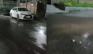 Неделями уходит впустую: в Алматы вода затопила целую улицу