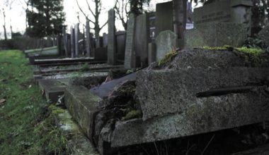 На кладбищах Костаная начали громить могилы