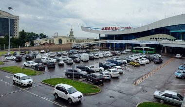 Труба обрушилась рядом с пассажирами в аэропорту Алматы