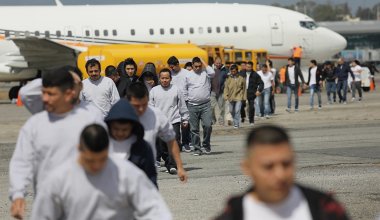 США депортировали десятки мигрантов из Центральной Азии