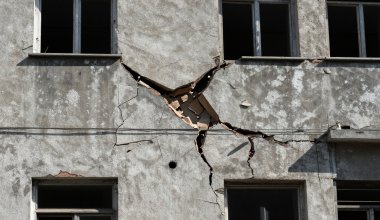 Аварийные дома, построенные для очередников, сносят на западе Казахстана