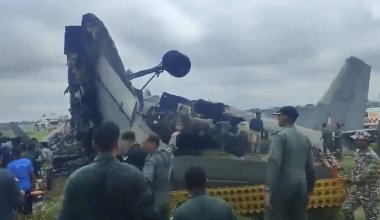 Военный самолет рухнул при посадке в Индии: погибли пять человек