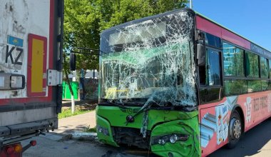 Грузовик протаранил автобус в Уральске