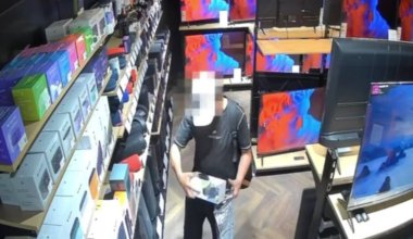 Казахстанец целую неделю выносил технику из магазина электроники