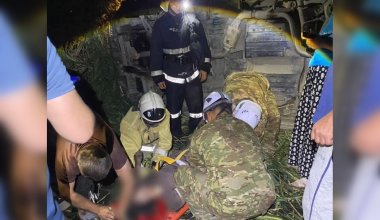 Женщина оказалась зажата под авто на юге Казахстана
