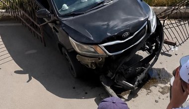 Карагандинка снесла забор спецЦОНа во время экзамена на права