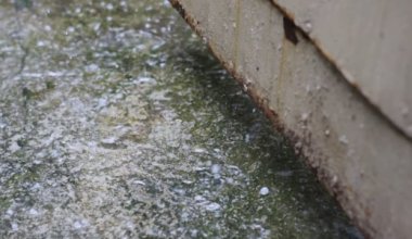 Град размером с куриное яйцо обрушился на Актюбинскую область