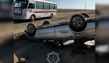 Легковушка опрокинулась близ Балхаша: кадры с места происшествия