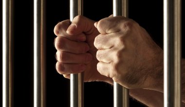 Украл миллиарды из банков: лидера ОПГ экстрадировали из Кыргызстана