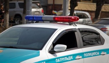 Жуткие кадры: машина насмерть сбила людей на остановке в Павлодаре