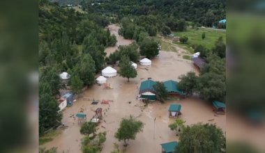 Затопило юрты: туристов эвакуируют из-за подъема уровня воды в реке Тургень