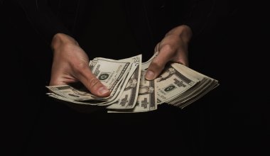 Курс доллара держится у самой низкой отметки за долгое время