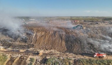 Крупный пожар на мусорном полигоне в Астане не могут потушить третьи сутки