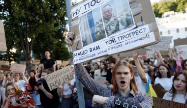 В Киеве продолжаются протесты с требованием уволить главкома ВСУ