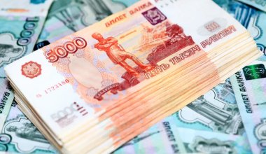 Казахстанцы все чаще избавляются от российских рублей. Что происходит?