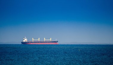 Подбитый дронами танкер с казахстанской нефтью находился под санкциями