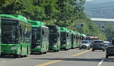 Автобусы выстроились в километровые очереди в Алматы: что произошло