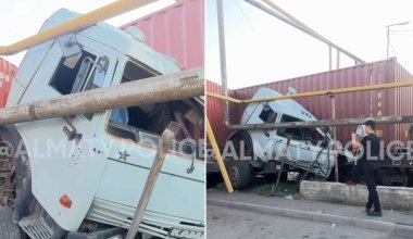 Локомотив протаранил КАМАЗ в Алматы: многотонный грузовик превратился в груду металла