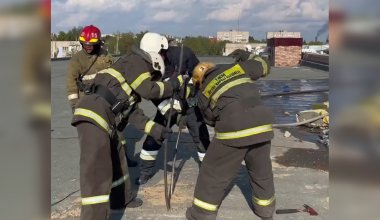 ЧП в школе Павлодара: люди в спешке эвакуировались до прибытия спасателей