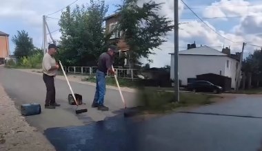 «Красили» новый асфальт к приезду акима? Видео обсуждают в Сети