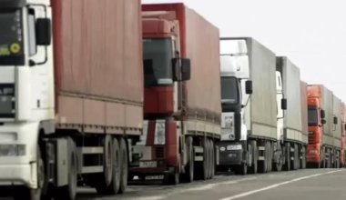 Фуры застряли на границе: в правительстве собрали срочное совещание