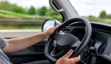 Пьяный водитель катал туристов в Бурабае, будучи лишенным прав