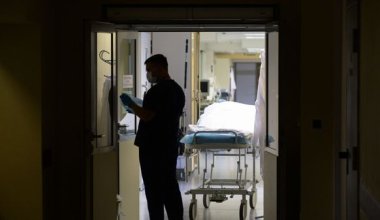 «Отправили домой с ОРВИ, а он умер»: мать троих детей обратилась к Токаеву
