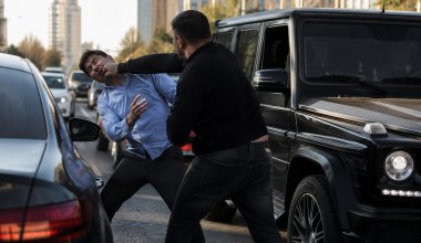 «Догнать на внедорожнике и избить»: политолог поставил диагноз казахстанскому обществу