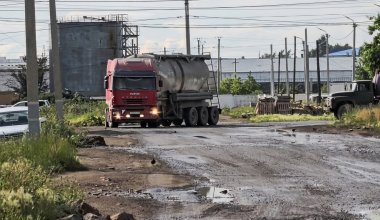 Жители Кокшетау потребовали у акимата убрать фуры с дорог, где ходят дети