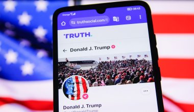 На Трампа подали в суд за «продажу» правительственной информации
