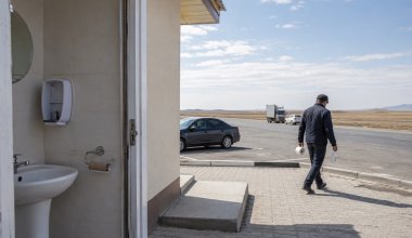 Водители в Казахстане воруют бумагу и мыло в придорожных туалетах