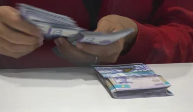 «Без телефона ты не человек»: казахстанка не смогла снять свои деньги в банке