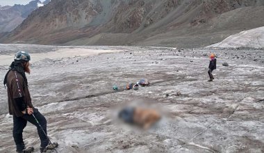 Иностранные туристы нашли останки человека на леднике под Алматы