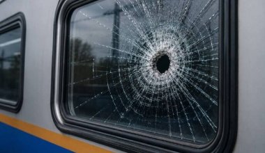 Массовые случаи: подростки забрасывают камнями поезда в Казахстане