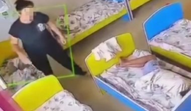 Связали ребенка с аутизмом: в Таразе расследуют жестокое обращение с детьми