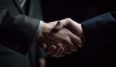 Без поцелуев и объятий: Токаев призвал казахстанцев вернуться к традиционным приветствиям