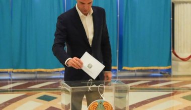 Андрей Лаврентьев проголосовал на избирательном участке в Астане