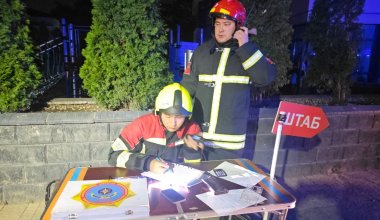 Пожар вспыхнул ночью в центре Алматы, людей эвакуировали