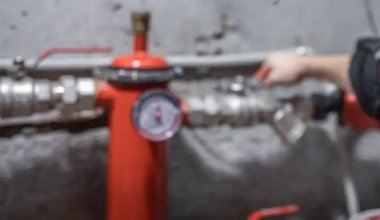 Павлодарец провалился в кипяток после аварии на теплосетях