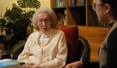«Белый лебедь казахской поэзии»: Токаев поздравил Марфугу Айтхожу с 90-летием