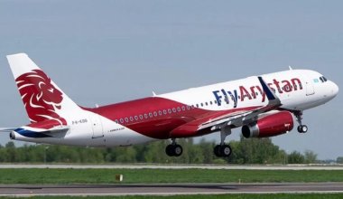 Трое детей остались в аэропорту Алматы после того, как самолёт FlyArystan улетел без них