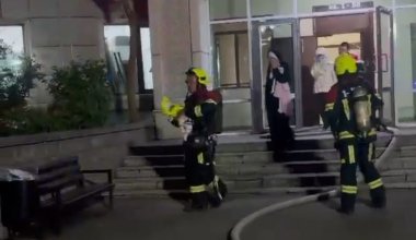 Пожар в 16-этажном доме в Алматы: спасатели эвакуировали свыше 120 человек