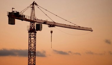 Строительный кран рухнул в Астане, есть погибший