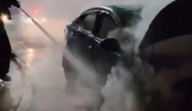 Автомобиль загорелся на дороге в Павлодаре