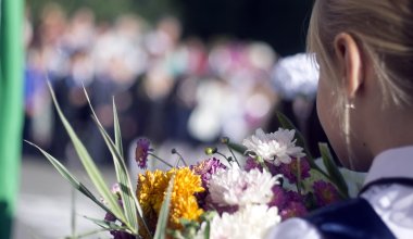 Казахстанским школьникам запретили дарить учителям цветы и подарки