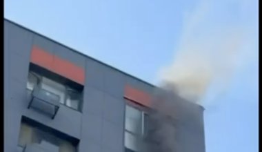 Около 100 человек эвакуировали из-за пожара в многоэтажке Алматы