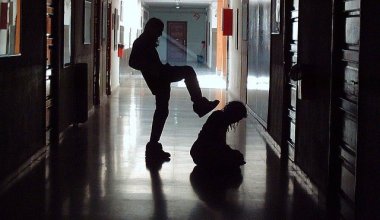 Девочку жестоко избили сверстницы в Актау: видео попало в Сеть